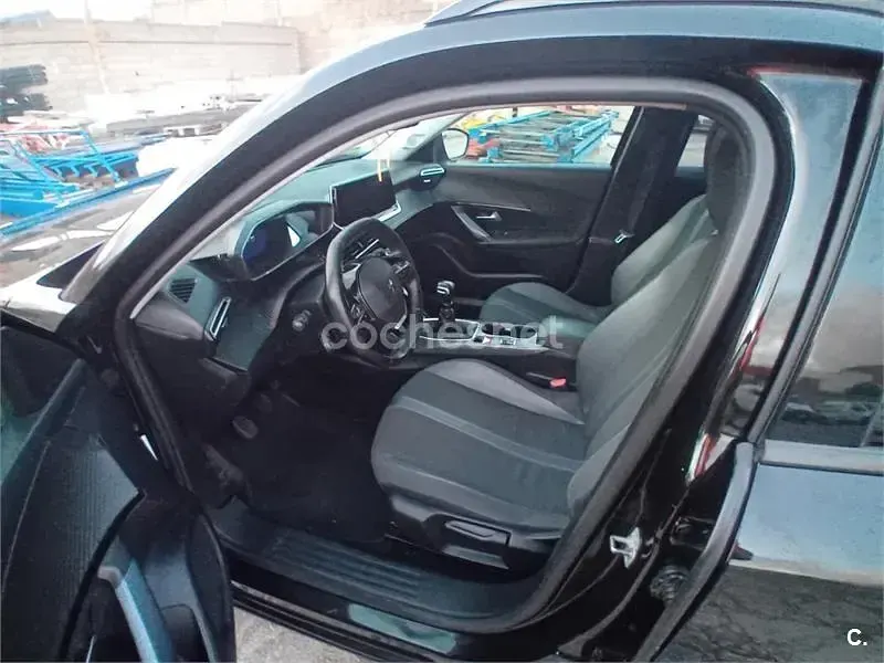 Usado Peugeot 2008 Allure 130 CV (95 kW) 2020 Negro SUV