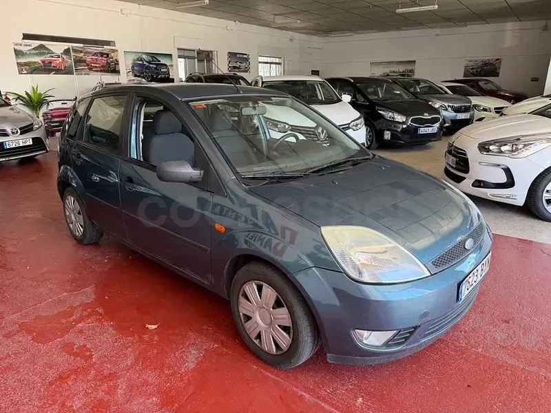 Usado Ford Fiesta Ghia 80 CV (58 kW) 2004 Gris / plata Utilitario