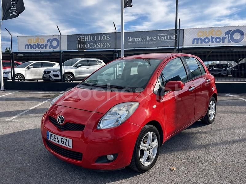 Rojo Usado 2010 Toyota Yaris Berlina | 5490 € (Buen precio) - Imagen 1/4