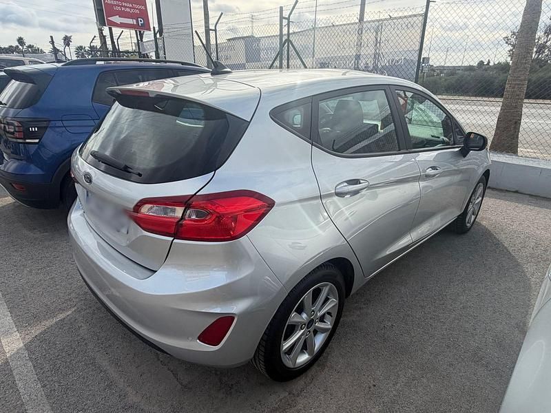Usado Ford Fiesta Trend 75 CV (55 kW) 2021 Gris Utilitario