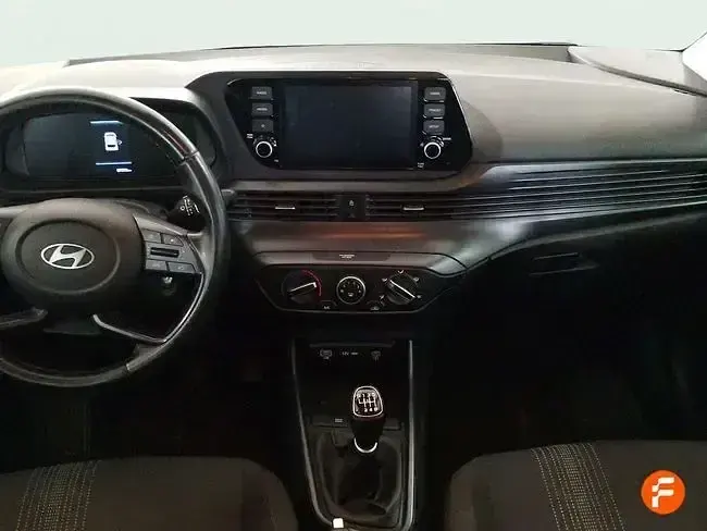 Usado Hyundai i20 100 CV (73 kW) 2024 Gris Utilitario
