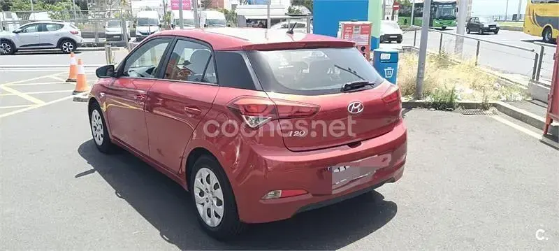 Usado Hyundai i20 84 CV (61 kW) 2016 Rojo Berlina