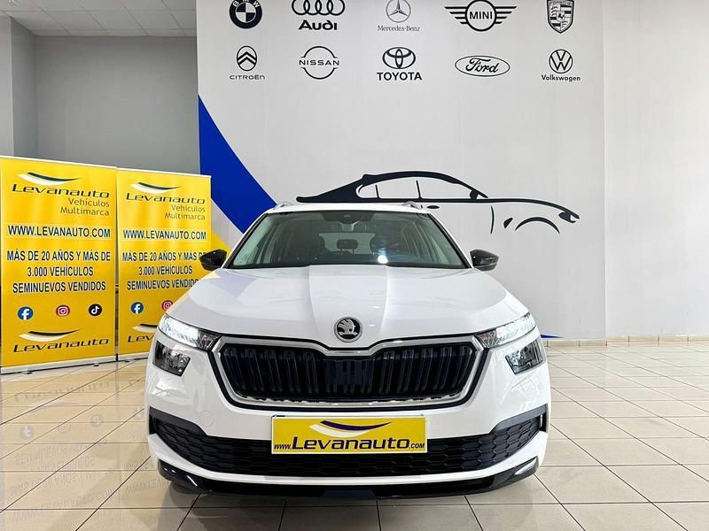 Usado Skoda Kamiq Ambition 110 CV (80 kW) 2021 Blanco SUV