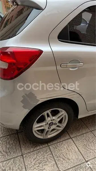Usado Ford Ka Plus Ultimate 85 CV (62 kW) 2017 Gris / plata Utilitario