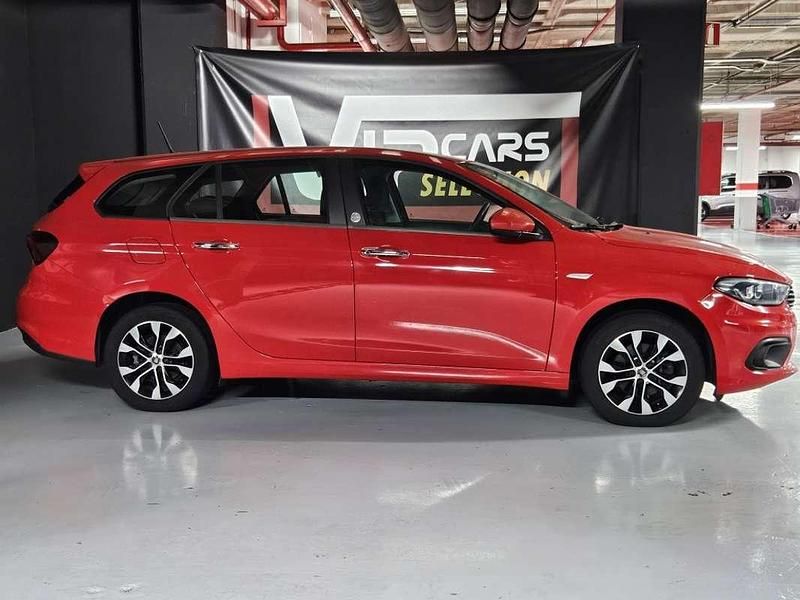 Usado Fiat Tipo 95 CV (69 kW) 2020 Rojo Familiar