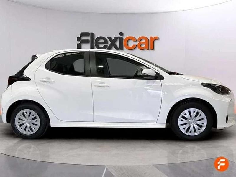 Usado Toyota Yaris Hybrid Active 116 CV (85 kW) 2021 Beige Utilitario