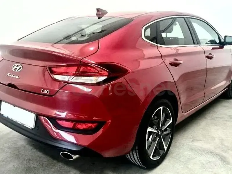 Usado Hyundai i30 136 CV (100 kW) 2021 Granate Berlina