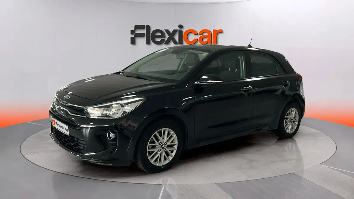 Usado Kia Rio 101 CV (74 kW) 2018 Negro Berlina