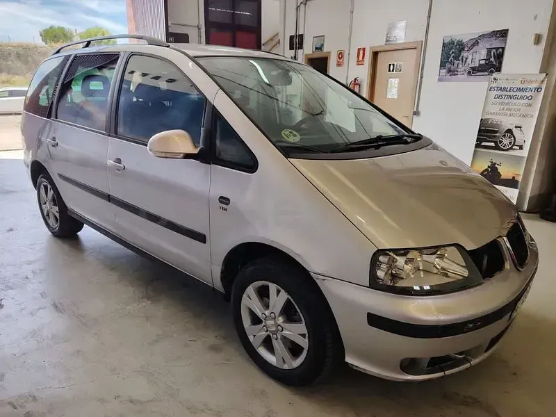 Usado Seat Alhambra Reference 140 CV (102 kW) 2010 Gris / plata Monovolumen