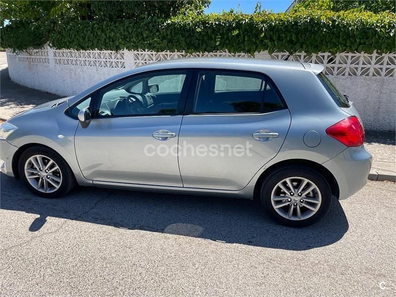 Gris / plata Usado 2009 Toyota Auris Luna Berlina | 5200 € (Precio justo) - Imagen 1/4