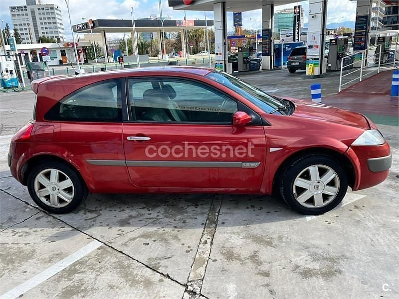 Usado Renault Mégane II Dynamique 98 CV (72 kW) 2006 Rojo Berlina