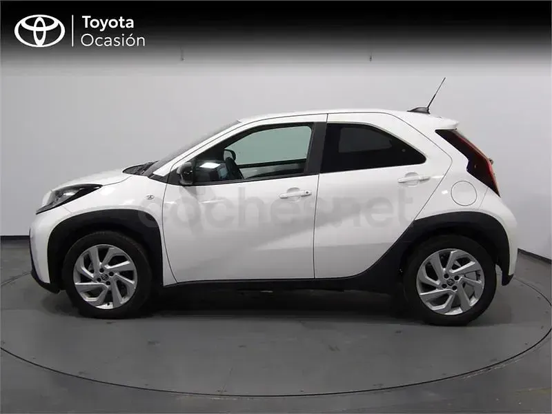 Usado Toyota Aygo X Play 72 CV (52 kW) 2025 Blanco SUV