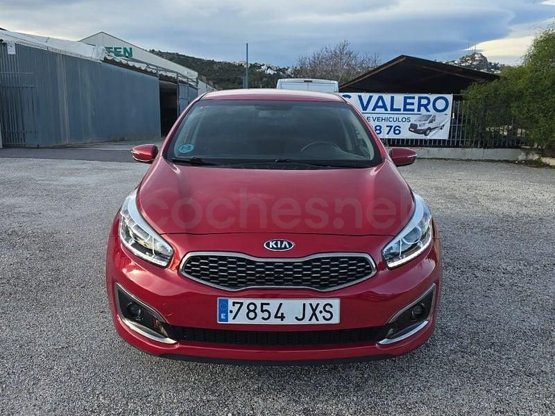 Usado Kia Ceed 100 CV (73 kW) 2017 Granate Utilitario