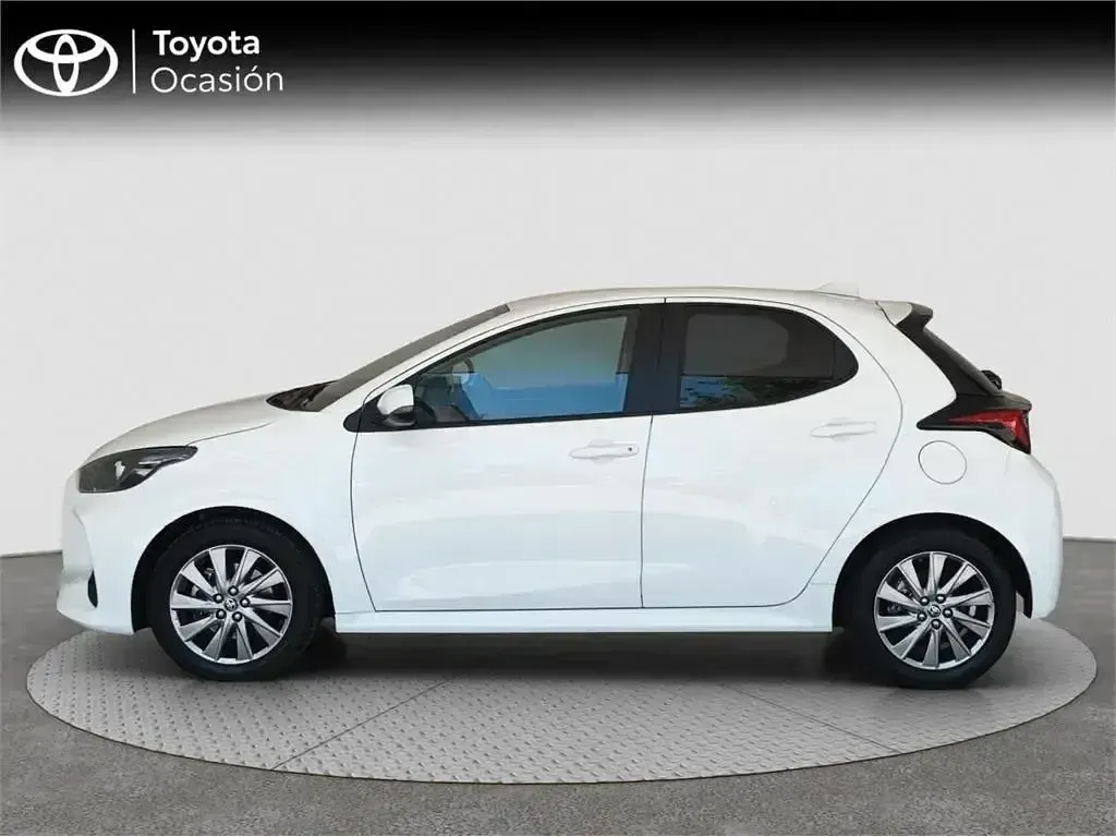 Usado Toyota Yaris Hybrid Active 116 CV (85 kW) 2023 Blanco Monovolumen