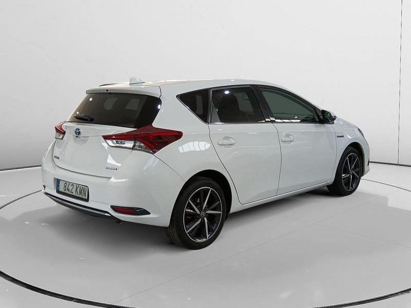 Usado Toyota Auris Hybrid 136 CV (100 kW) 2017 Blanco Berlina