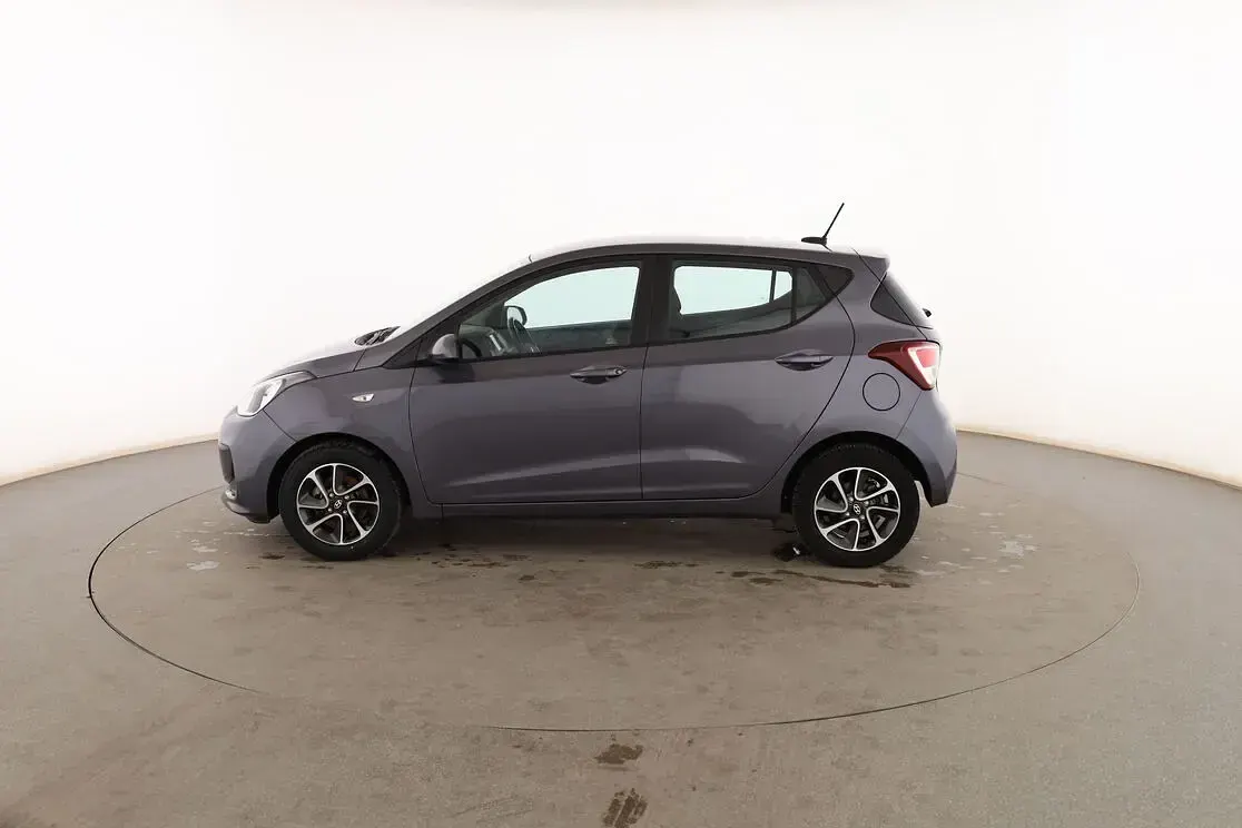 Usado Hyundai i10 Blackline 87 CV (63 kW) 2017 Gris Utilitario