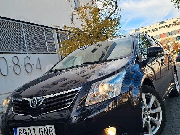 Usado Toyota Avensis Sol 126 CV (92 kW) 2009 Granate Berlina