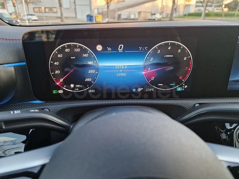 Usado Mercedes CLA200 163 CV (119 kW) 2025 Gris / plata Berlina