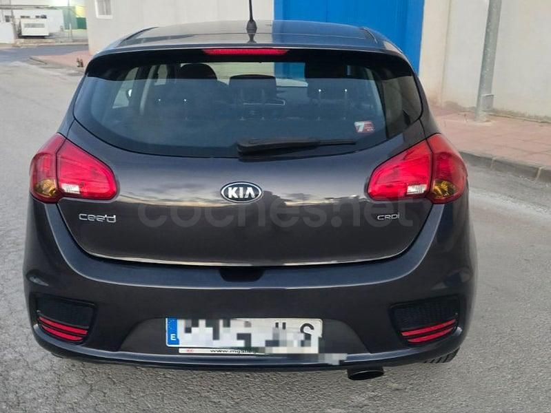 Usado Kia Ceed GT GT-Line 136 CV (100 kW) 2016 Gris / plata Berlina