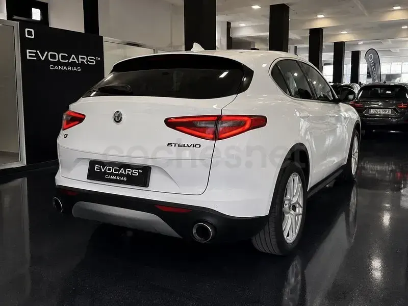 Usado Alfa Romeo Stelvio Executive 280 CV (205 kW) 2018 Blanco SUV