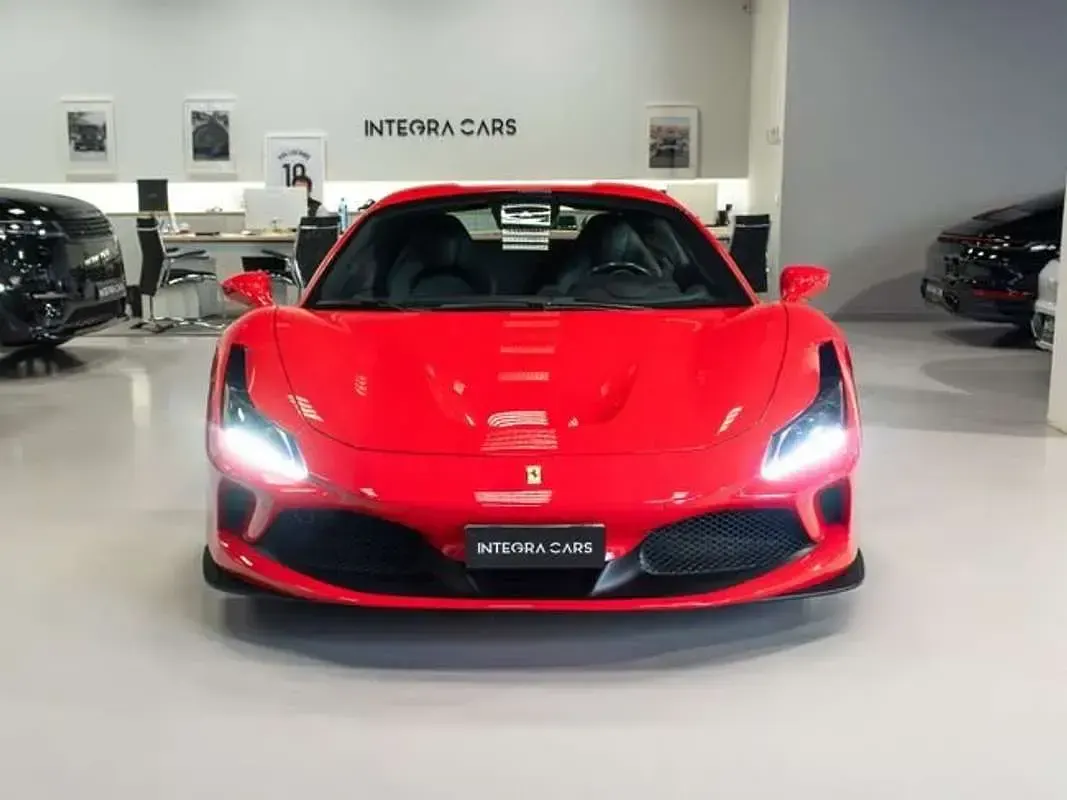 Begagnad Ferrari F8 711 HK (522 kW) 2022 Röd Cab