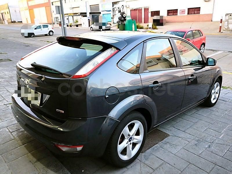 Usado Ford Focus Trend 109 CV (80 kW) 2010 Gris / plata Berlina