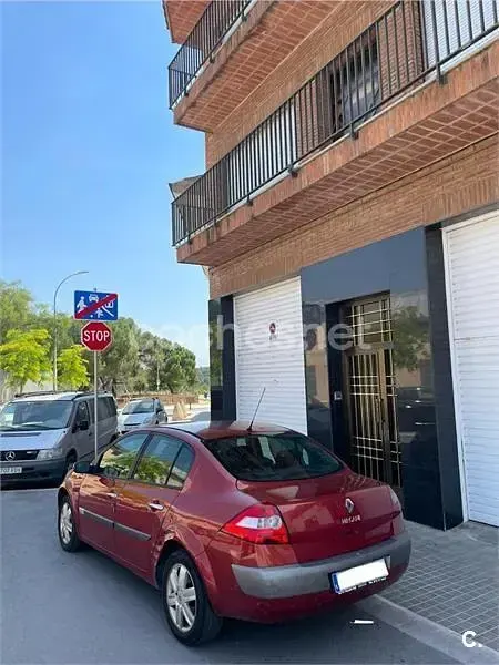 Usado Renault Mégane Dynamique 115 CV (84 kW) 2006 Granate Berlina