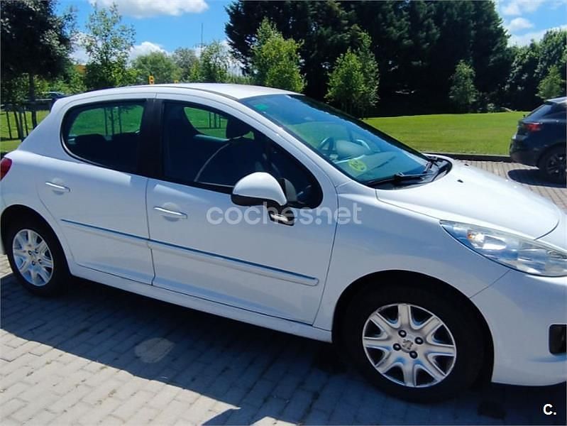 Blanco Usado 2013 Peugeot 207 Berlina | 4800 € (Precio justo) - Imagen 1/4