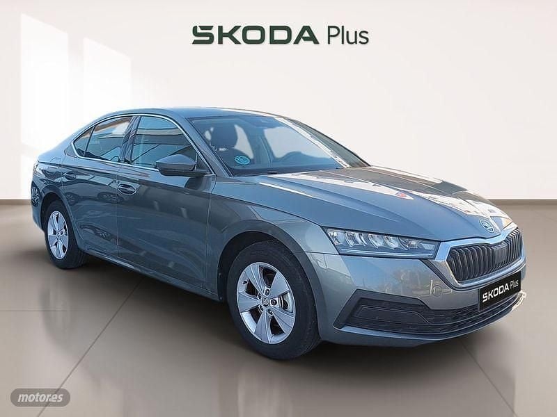 Usado Skoda Octavia Ambition 150 CV (110 kW) 2023 Gris / plata Berlina