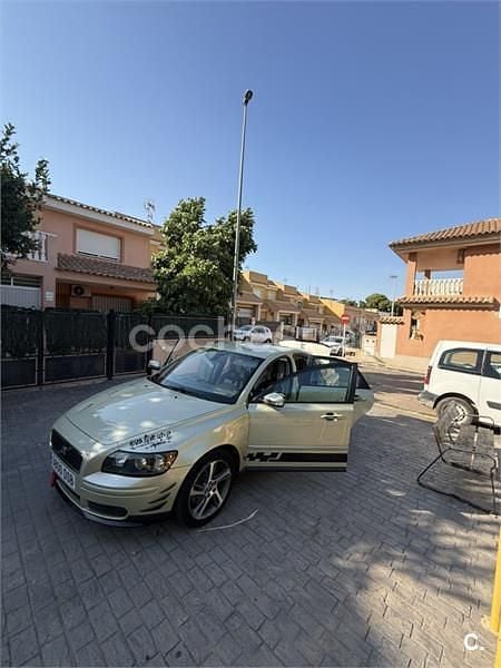 Usado Volvo S40 Momentum 136 CV (100 kW) 2005 Amarillo Berlina