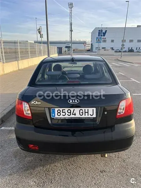 Usado Kia Rio Active 94 CV (69 kW) 2008 Negro Berlina