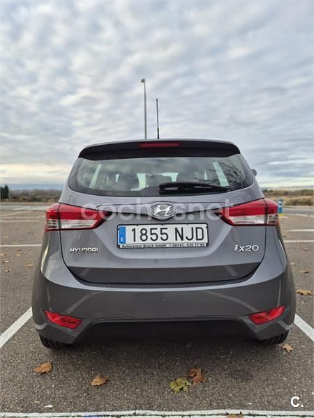 Usado Hyundai ix20 90 CV (66 kW) 2015 Gris / plata Utilitario