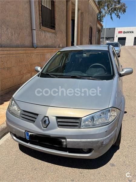 Gris / plata Usado 2004 Renault Mégane II Dynamique Berlina | 2000 € (Precio justo) - Imagen 1/4
