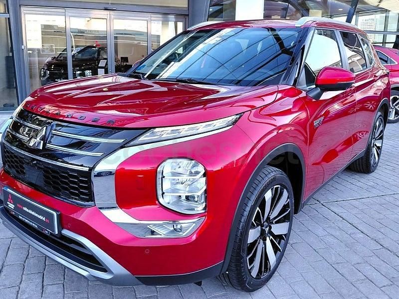 Usado Mitsubishi Outlander P-HEV 306 CV (225 kW) 2025 Rojo SUV