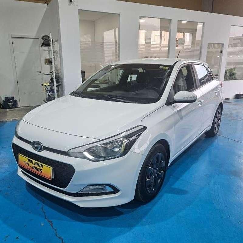 Usado Hyundai i20 Style 100 CV (73 kW) 2018 Blanco Berlina