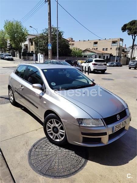 Usado Fiat Stilo Dynamic 103 CV (75 kW) 2002 Gris / plata Berlina