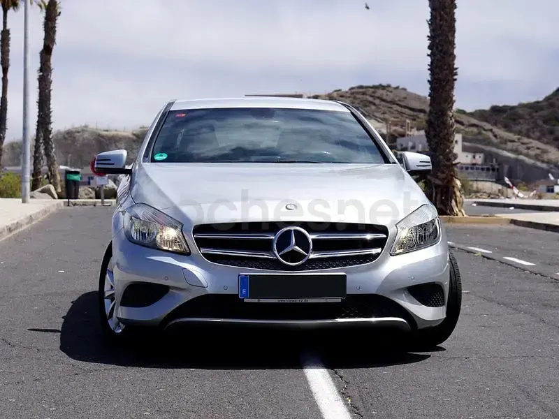 Usado Mercedes A180 Style 122 CV (89 kW) 2013 Gris / plata Utilitario