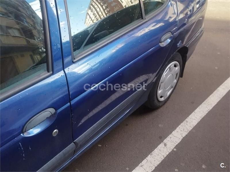 Usado Renault Mégane Expression 65 CV (47 kW) 1999 Azul Berlina