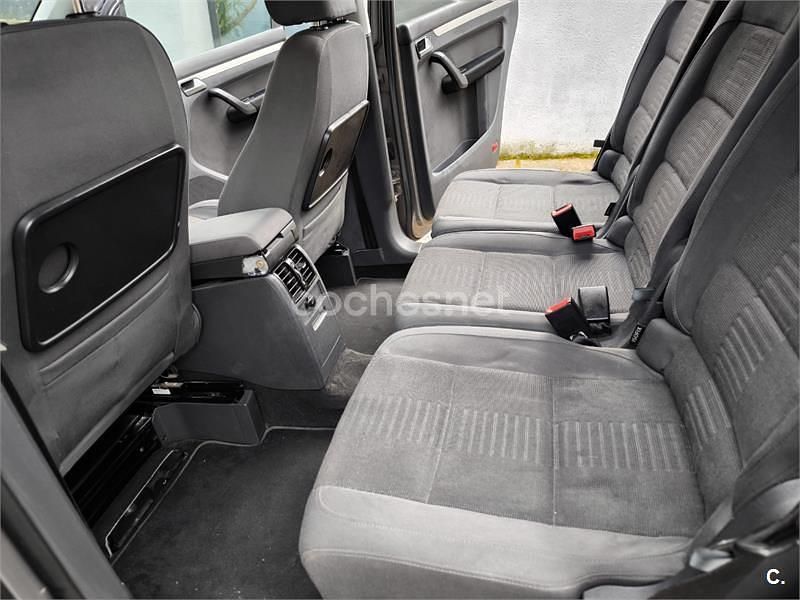 Usado VW Touran Advance 140 CV (102 kW) 2010 Gris / plata Monovolumen