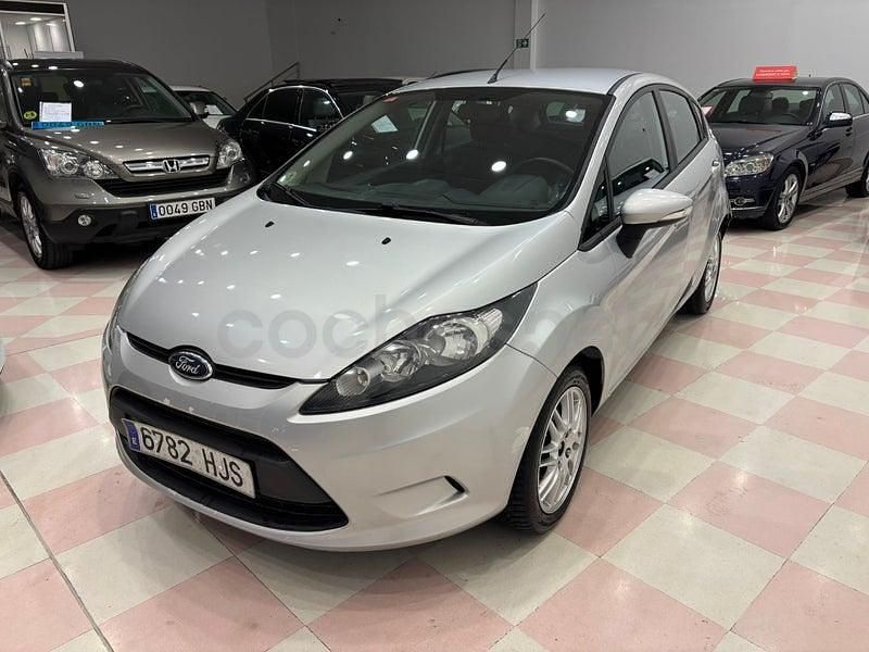 Usado Ford Fiesta Trend 70 CV (51 kW) 2012 Gris / plata Utilitario