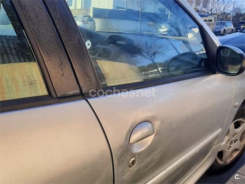 Usado Peugeot 206 70 CV (51 kW) 2007 Gris / plata Berlina