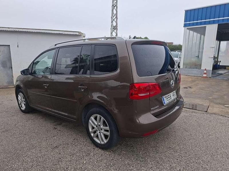 Usado VW Touran Business 105 CV (77 kW) 2013 Marrón Monovolumen