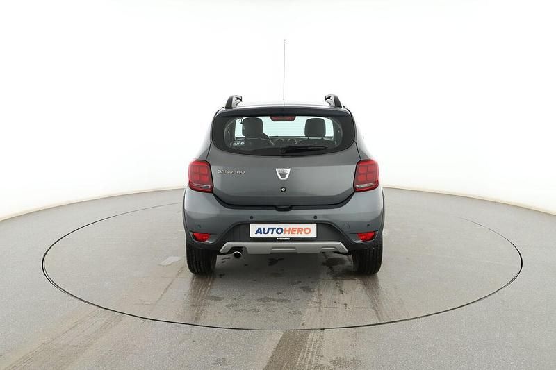 Usado Dacia Sandero 90 CV (66 kW) 2017 Gris Berlina