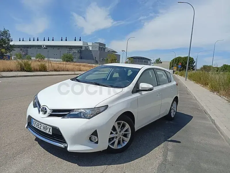 Usado Toyota Auris Active 132 CV (97 kW) 2013 Blanco Berlina