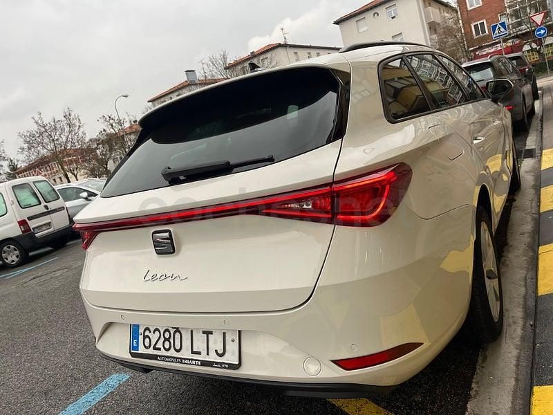 Usado Seat Leon Style 115 CV (84 kW) 2021 Blanco Familiar