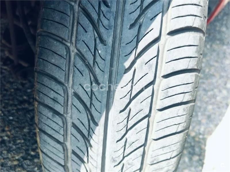 Usado Citroën C3 Exclusive 70 CV (51 kW) 2005 Rojo Berlina