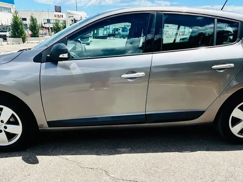 Usado Renault Mégane Dynamique 105 CV (77 kW) 2010 Gris / plata Berlina