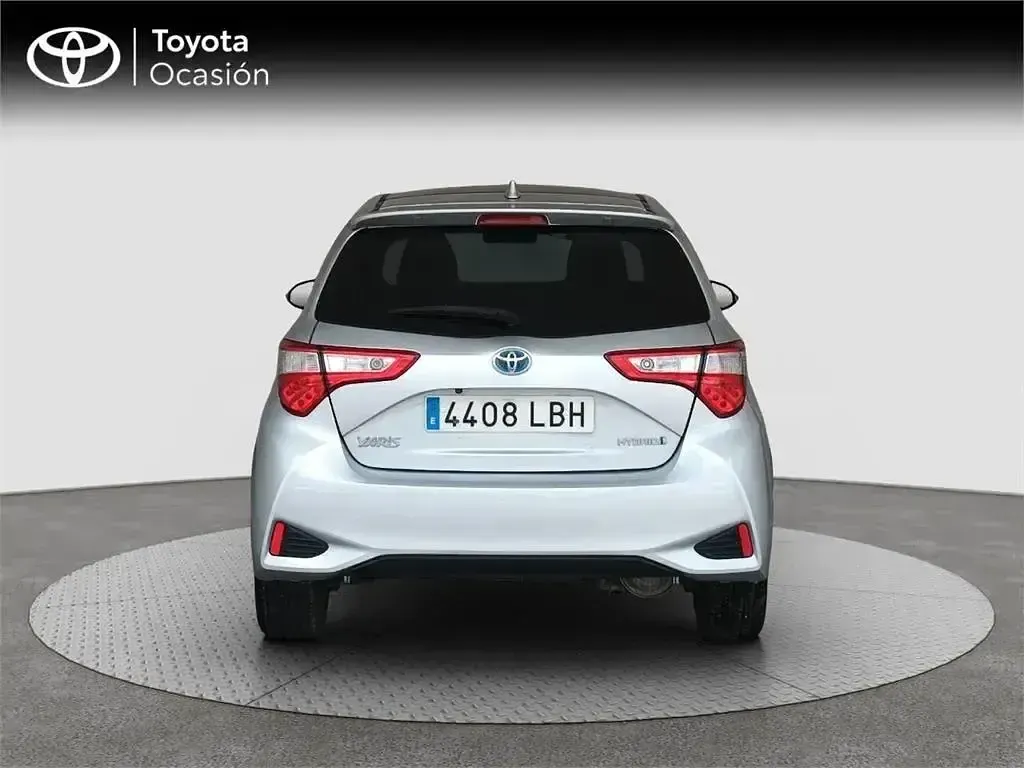 Używany Toyota Yaris Hybrid Advance 100 KM (73 kW) 2019 Szary Minivan