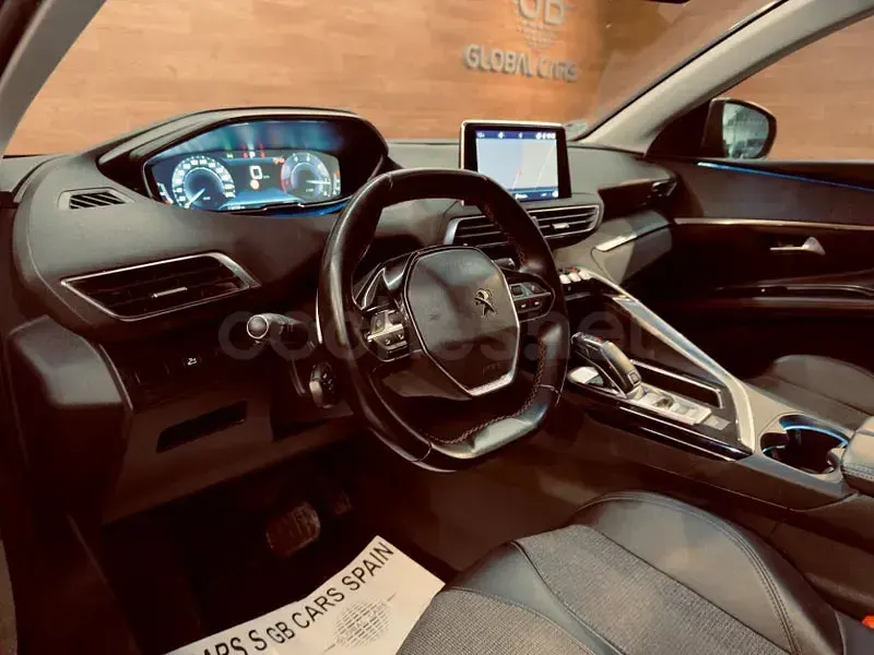 Usado Peugeot 5008 Allure 130 CV (95 kW) 2020 Gris / plata SUV