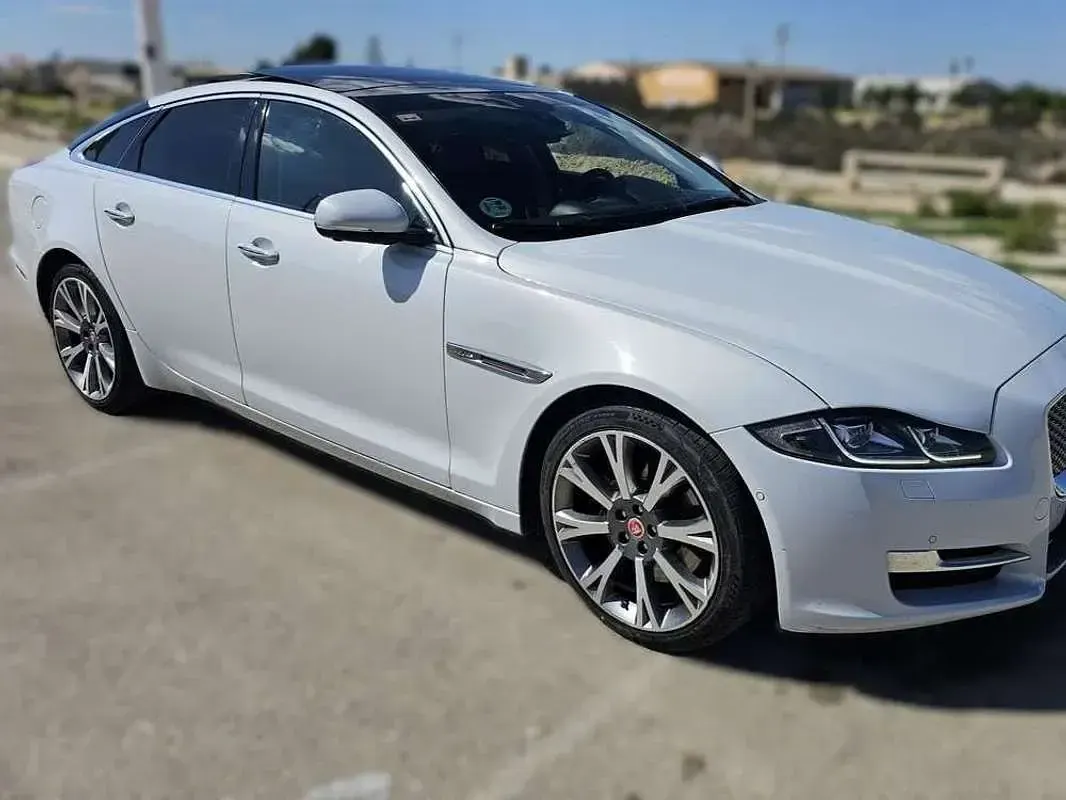 Usado Jaguar XJ R-Sport 300 CV (220 kW) 2018 Blanco Berlina